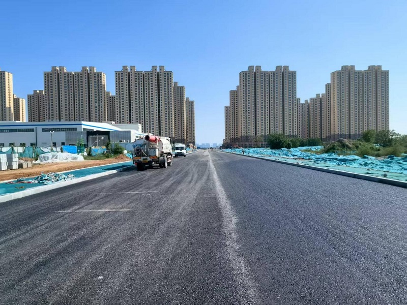 咸陽市裝備制造產業園天惠路（興業西路—城市運動公園）瀝青下面層順利貫通